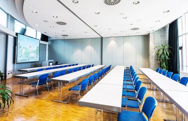 Tische und Stühle in Reihen im Konferenzraum in der FILharmonie