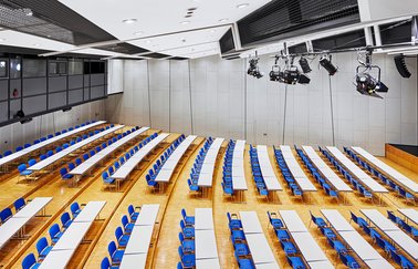 Tische und Stühle in Reihen im Großen Saal der FILharmonie