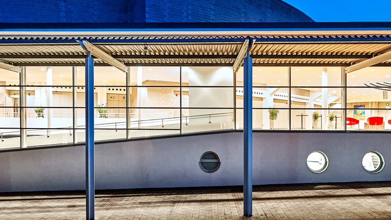 Eingangsbereich der FILharmonie Filderstadt in der Abenddämmerung