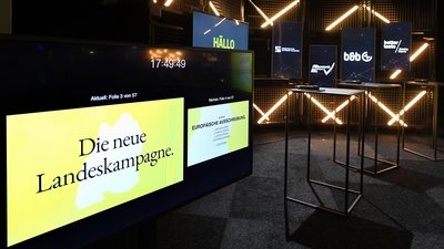 Monitore des Hybriden Events "The Länd" im FILStudio