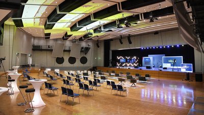 FILharmonie Saal für Hybride Events mit Displays auf der Bühne