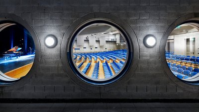 Blick durch die Fenster in den Kombisaal der FILharmonie Filderstadt