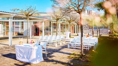 Bestuhlung für eine Hochzeit im Außenbereich der FILharmonie Filderstadt