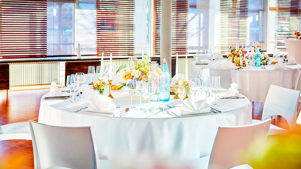 Dekorierter Tisch einer Feier in der FILharmonie Filderstadt