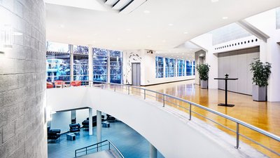 Foyer mit Blick in der Untergeschoss der FILharmonie Filderstadt